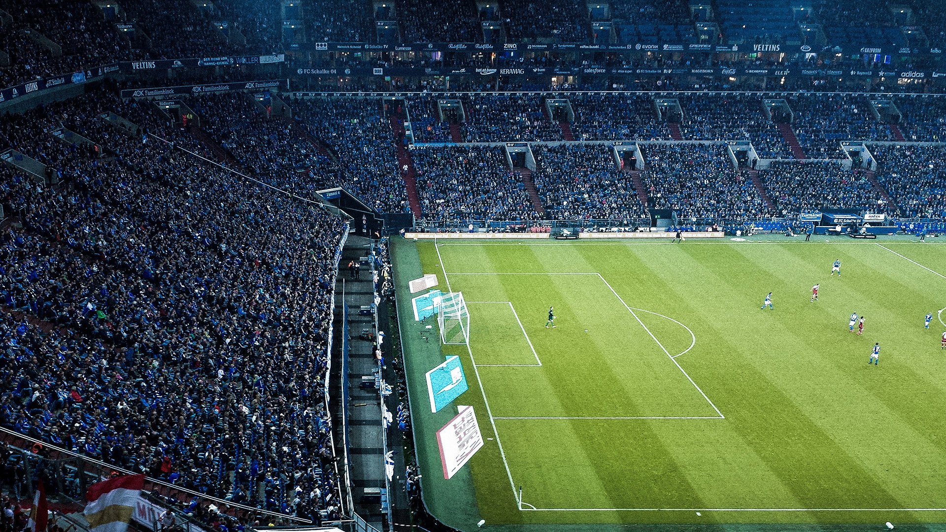 《比赛现场:观众热情点燃整个舞台》,观众在比赛现场用英语怎么说